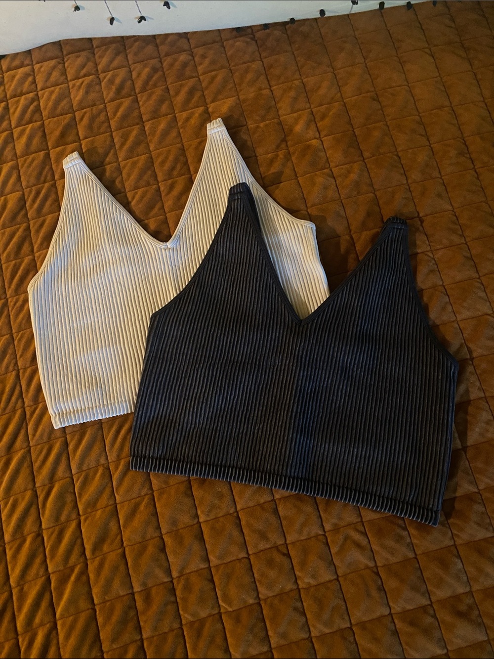 2-pack Ribbed V-Neck Crop Tank Top with built in bra- Black & Cream